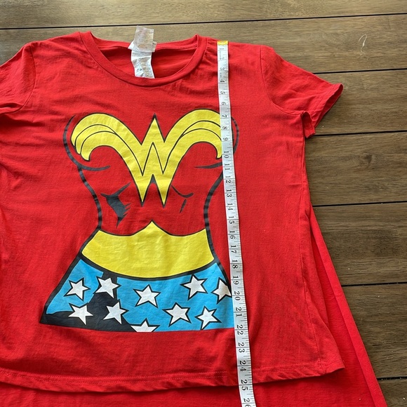 Wonder Woman T-Shirt with Velcro Cape, Used and Washed Once, Size XL - Picture 8 of 8